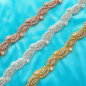 Nahaufnahme Detail von glitzernden Strass Borte Applikation, elegante Brautkleid Gürtel Verzierung.