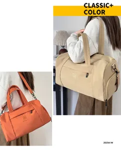 Grand sac de voyage sport pour fitness yoga et courts trajets avec bandoulière réglable.