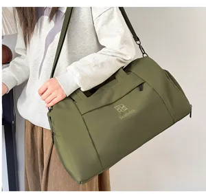 Grand sac de voyage vert pour le sport et le fitness avec bandouliere reglable et poignees.