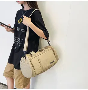 Khaki travel duffel bag detail, lightweight fitness gym bag with crossbody strap and pockets.
