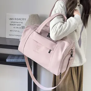 Sac de voyage rose élégant et spacieux, parfait pour le sport et les courts trajets.