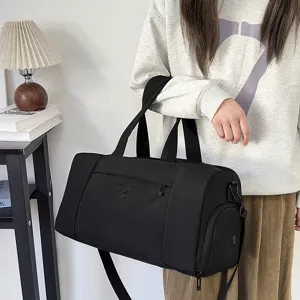 Sac de voyage noir en detail montrant une grande capacite et un design tres pratique.