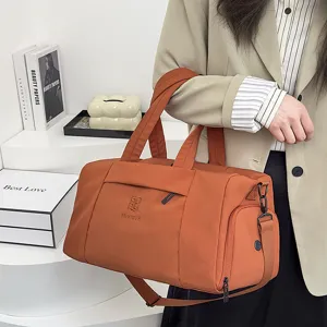 Detail du sac de voyage avec grande capacite, tissu resistant et compartiment lateral.