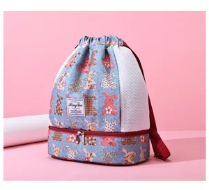 Sac à dos de voyage multifonctionnel avec motif lapin mignon, cordon et poches en maille.