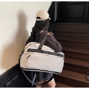 Grande borsa da viaggio morbida mostrata in scena di vita, design bagaglio commuter leggero.