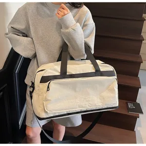 Vista dettagliata della grande borsa da viaggio con tessuto resistente e robuste cerniere lampo.
