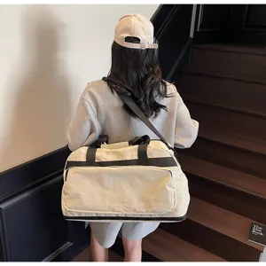 Borsa da viaggio beige, bagaglio da palestra leggero per commuter con design spazioso e pratico.