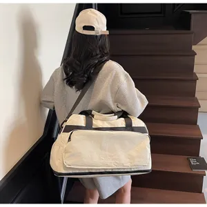 Grande borsa da viaggio sportiva impermeabile e leggera, capiente per donne e uomini.