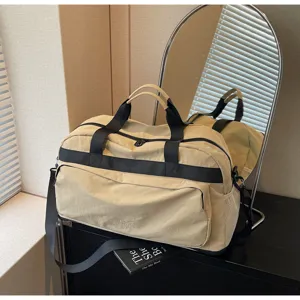 Grande borsa da viaggio sportiva beige con cinghie nere, leggera e utile per palestra.