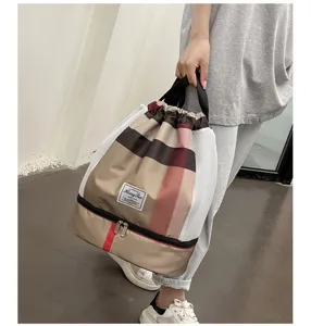 Sac à dos de voyage multifonctionnel avec cordon de serrage et compartiment étanche.