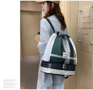 Vue détaillée du grand sac à dos de fitness étanche avec compartiment à chaussures séparé.