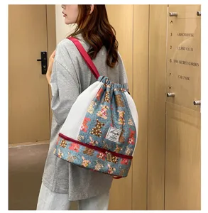 Vue détaillée du sac à dos à cordon multifonctionnel avec poches en filet et compartiment humide.