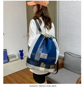 Grand sac à dos de sport imperméable avec cordon de serrage et compartiment humide sec.