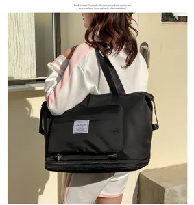 Grand sac de voyage noir avec une bandoulière et tissu imperméable pour les femmes.