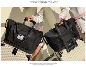 Vue détaillée du sac de voyage étanche de grande capacité avec sangle de valise.