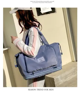 Vue détaillée du grand sac de voyage imperméable avec poche avant et poignées robustes.