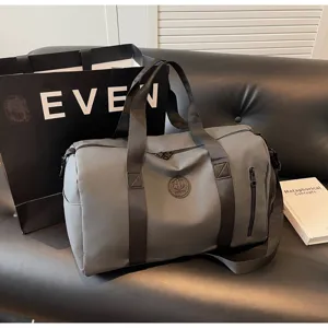 Grand sac de voyage sport pour femme, fourre-tout étanche pour fitness et courts séjours.