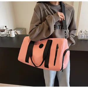 Grand sac de voyage rose avec bandoulière, sac de sport multifonctionnel pour la salle de gym.