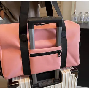 Grand sac de voyage cabine pour femme, sac de sport rose portable avec lanière de valise.