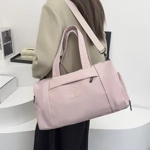 Sac de voyage rose pour femme, grand sac de sport et fitness léger avec bandoulière réglable.