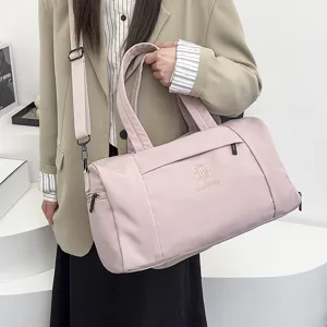 Sac de voyage rose léger avec bandoulière, grand sac de sport spacieux pour week-end et fitness.