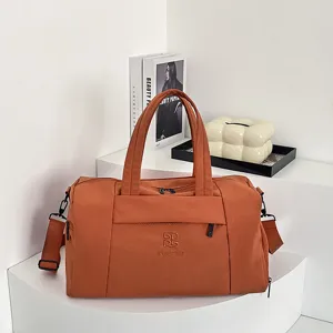 Sac de voyage orange portable pour courts séjours, fitness et yoga de grande capacité.