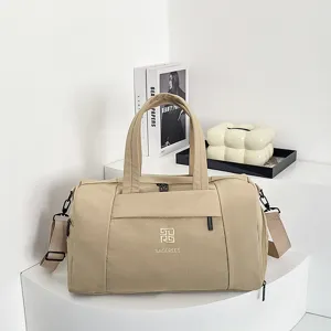 Sac de voyage de sport détail montrant la toile résistante avec des poignées solides.