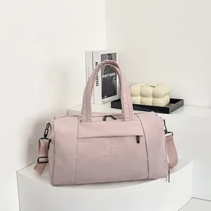 Vue détaillée du sac de voyage rose, grand sac de sport et de fitness pour femmes.