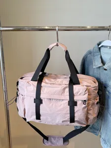 Grote roze reissporttas met schouderriem voor de sportschool en korte weekendtrips