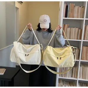 Grand sac de voyage de sport en toile de grande capacite avec conception de separation utile.