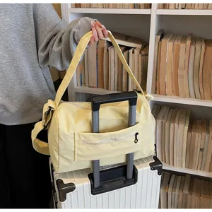 Grand sac de voyage de sport avec manchon de trolley et bandoulière pour salle et week-end.