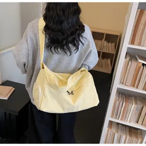 Grand sac bandouliere en toile jaune, sac d'epaule polyvalent pour sport, fitness et voyage.