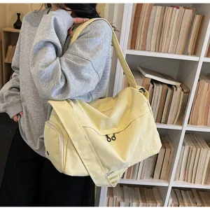 Vue détaillée de ce sac de sport jaune décontracté à grande capacité avec large sangle.