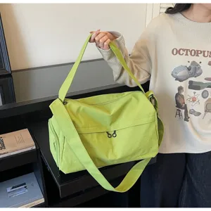 Sac de sport en toile vert clair, grand sac de voyage et bandoulière pour les femmes.