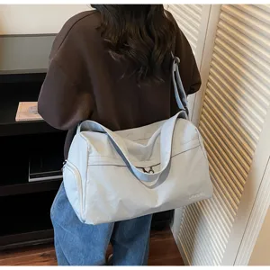 Grand sac de voyage sport avec bandouliere, ideal pour fitness, sport et week-end en voyage.