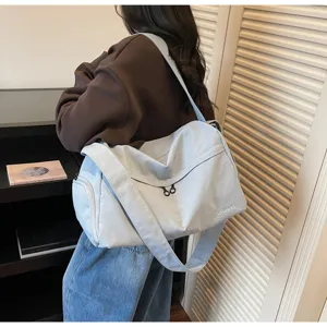 Grand sac de sport et de voyage bleu clair pour le fitness et les courts déplacements.