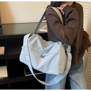 Grand sac de voyage bandoulière pour femme, idéal pour le sport, la gym et les voyages.