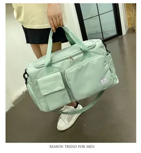 Detailansicht der mintgrünen Reisetasche mit großer Kapazität und vielen Taschen.