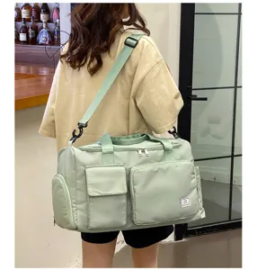 Detailansicht der großen Reisetasche mit mehreren Taschen und bequemem Tragegurt.