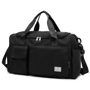 Große schwarze Reisetasche mit mehreren Fächern und Schultergurt für Fitnessstudio.