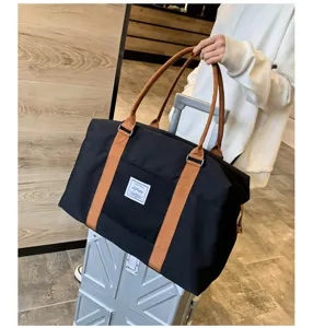 Grand sac de voyage avec poignées marron, léger et résistant pour les séjours et vacances.