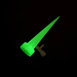 Estaca de riego automática para plantas con válvula de control ajustable para fácil riego por goteo.