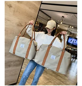 Grand sac de voyage de grande capacite avec bandouliere pour femmes et hommes, beige design.