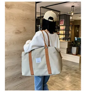 Grand sac de voyage avec poignees durables et design en toile elegant pour vos sejours.