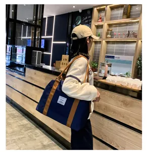 Vue détaillée du sac de voyage avec grande capacité et sangles durables dans un cadre intérieur.