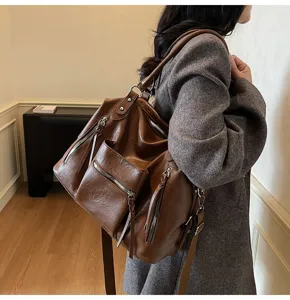 Gedetailleerd overzicht van bruine PU lederen multi-pocket casual rugzak en schoudertas voor dames.