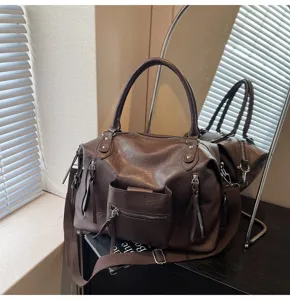 Grote dames forens reizen tote shopper schoudertas detailweergave in prachtig bruin leer.