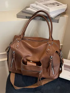 Grote bruine lederen dames handtas, stijlvolle schoudertas en shopper voor dagelijks gebruik.