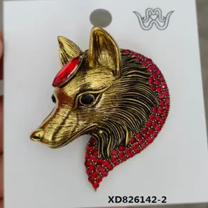 Vintage metalen wolf kop broche met sprankelende rode strass steentjes voor jasje.