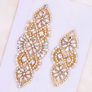 Primo piano dettaglio di applique in pizzo e strass con perle, accessorio da sposa nuziale.